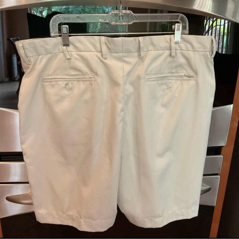 Men’s Greg Norman Golf Shorts Size 40, Excellent Condition, Dark ivory - Picture 3 of 6